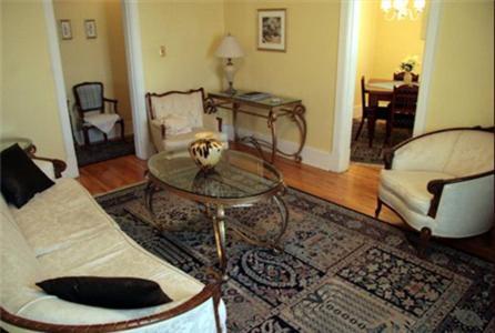 La Boheme Restaurant & B&B Едмънтън Стая снимка