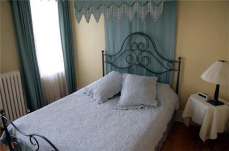 La Boheme Restaurant & B&B Едмънтън Стая снимка